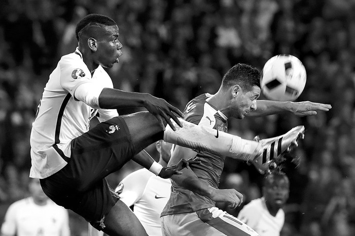 Paul Pogba, de Francia, y Granit Xhaka, de Suiza, ayer, en el estadio Pierre-Mauroy, en Lille, Francia. • Foto: Kenzo Tribouillard, Afp