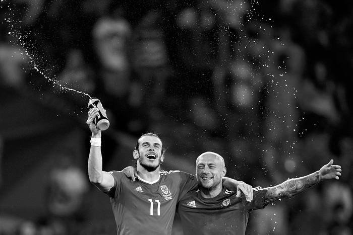 Gareth Bale y David Cotterill, de la selección de Gales, festejan el triunfo ante Rusia,
ayer, en Toulouse, Francia. Foto: Martin Bureau, Afp