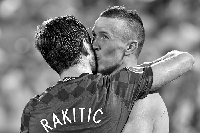 Iván Perisic e Iván Rakitic, de la selección de Croacia, festejan un gol a España,
ayer, en Burdeos, Francia. Foto: Georges Gobet, Afp