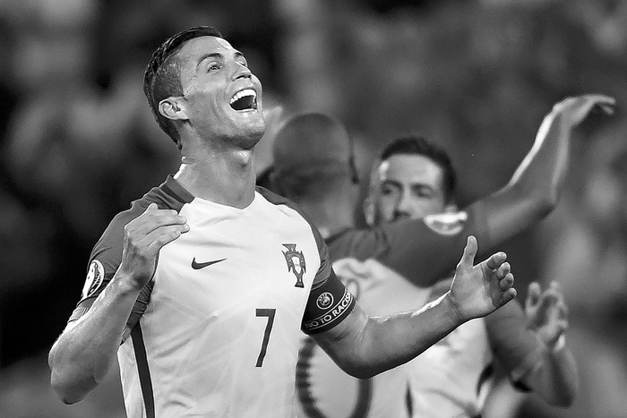 Cristiano Ronaldo, de Portugal, festeja un gol a Gales, ayer, en Lyon, Francia. Foto: Philippe Desmazes, Afp Cristiano Ronaldo, de Portugal, festeja un gol a Gales, ayer, en Lyon, Francia. Foto: Philippe Desmazes, Afp