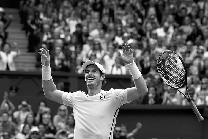 El británico Andy Murray festeja tras vencer al canadiense Milos Raonic, ayer, en Wimbledon. Foto: Glyn Kirk, Afp