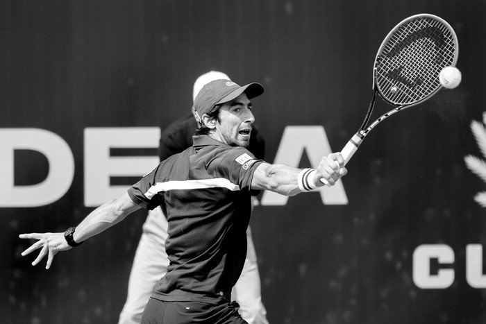 Pablo Cuevas devuelve una pelota a Martin Klizan, de Eslovaquia, durante la final del campeonato
de tenis ATP de Alemania, ayer, en Hamburgo. Foto: Daniel Bockwoldt, AQfp