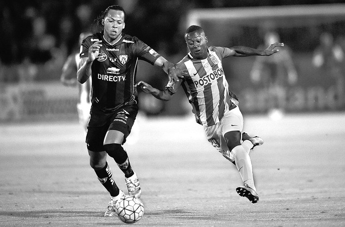 Arturo Mina, de Independiente del Valle, y Marlos Moreno, de Atlético Nacional, ayer, en el estadio Atahualpa en Quito. Foto: Rodrigo Buendia, Afp