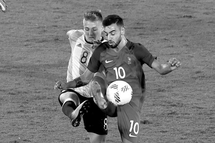 Bruno, de Portugal, y Santiago Ascacibar, de Argentina, ayer, en el estadio Olímpico de Río de Janeiro. • Foto: Vanderlei Almeida, Afp Bruno, de Portugal, y Santiago Ascacibar, de Argentina, ayer, en el estadio Olímpico de Río de Janeiro. • Foto: Vanderlei Almeida, Afp