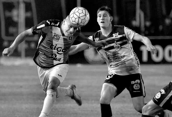 Miguel Hurtado, de Blooming de Bolivia, y Facundo Waller, de Plaza Colonia, ayer, en el estadio Ramón Tahuichi Aguilera, de Santa Cruz, Bolivia. Foto: Aizar Raldes, Afp Miguel Hurtado, de Blooming de Bolivia, y Facundo Waller, de Plaza Colonia, ayer, en el estadio Ramón Tahuichi Aguilera, de Santa Cruz, Bolivia. Foto: Aizar Raldes, Afp