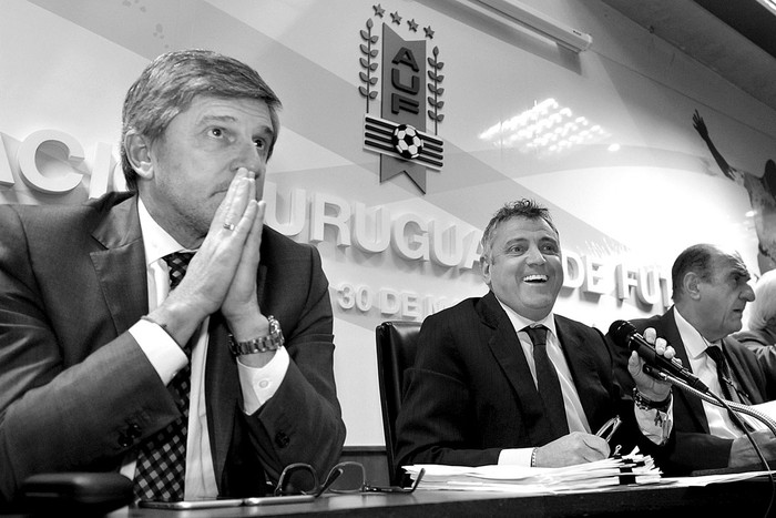 Alejandro Balbi, Wilmar Valdez y Rafael Fernández, durante una asamblea de la Asociación Uruguaya de Fútbol. Foto: Federico Gutiérrez (archivo, agosto de 2016)