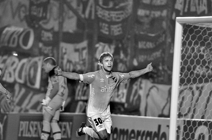 Sebastián Fernández festeja el primer gol de Nacional a Plaza, ayer en el Gran Parque Central. Foto: Federico Gutiérrez