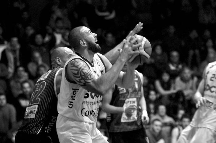 Nicholas Waddell, de Miramar, y Benjamin Puckett, de Nacional, anoche, en la cancha de Larre Borges. • Foto: Federico Gutiérrez