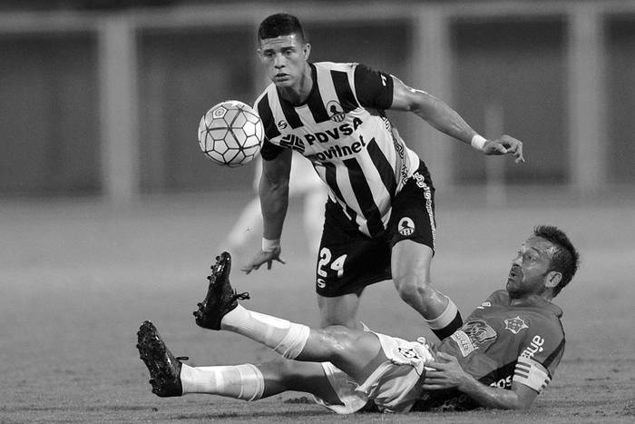 Yordan Osorio, de Zamora, y Sergio Blanco, de Wanderers, el 25 de agosto en Venezuela. Foto: Jorge Castellanos, AFP Yordan Osorio, de Zamora, y Sergio Blanco, de Wanderers, el 25 de agosto en Venezuela. Foto: Jorge Castellanos, AFP