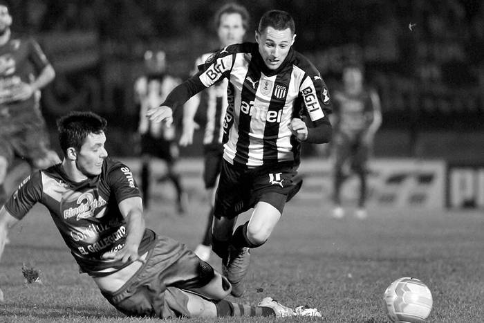 Guillermo Fratta, de Boston River, y Nicolás Dibble, de Peñarol, ayer, en el estadio Centenario. Foto: Federico Gutiérrez