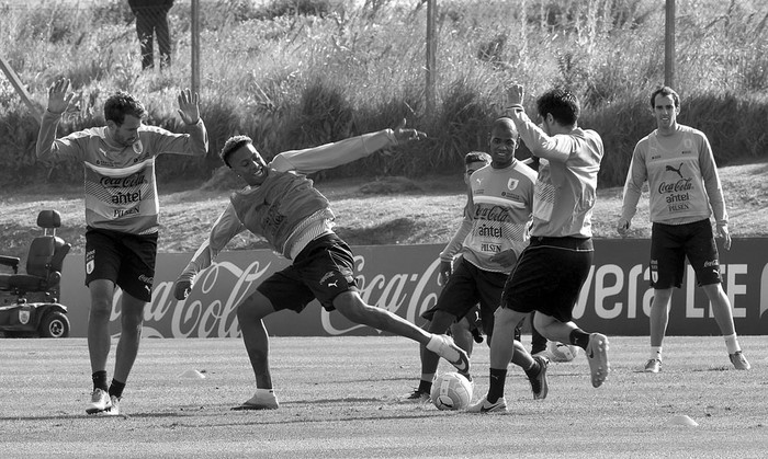 Jugadores de la selección uruguaya durante un entrenamiento, el lunes, en el Complejo Uruguay Celeste. Foto: Miguel Rojo, AFP