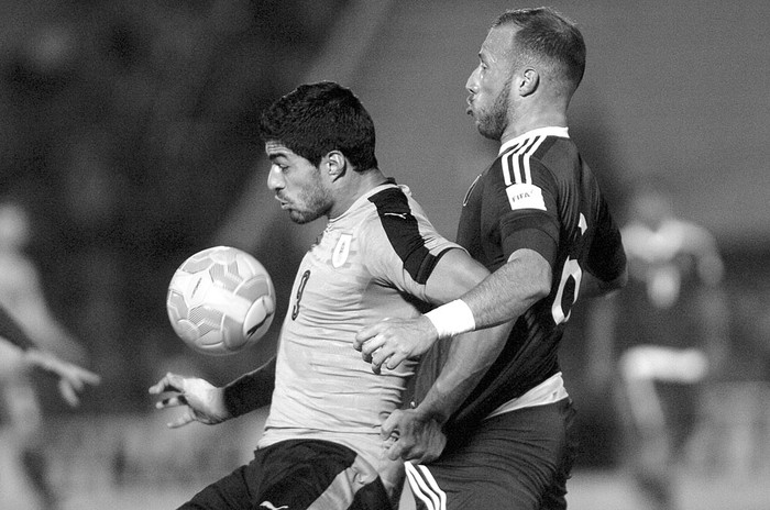 Luis Suárez durante el partido con Venezuela en el estadio Centenario. Foto: Iván Franco