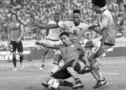 Cristian Rodríguez (c) entre los colombianos Yerry Mina y Juan Cuadrado, ayer en Barranquilla, Colombia. Foto: Luis Acosta, AFP