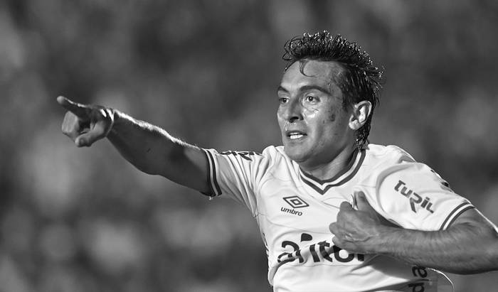 Martín Ligüera después del gol a Sudamérica, ayer, en el Gran Parque Central. Foto: Sandro Pereyra