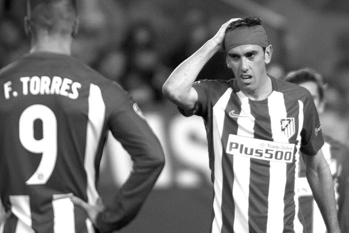Diego Godín, de Atlético de Madrid, durante el partido de la Liga de Campeones de la UEFA, frente a FC Rostov, ayer, en el estadio Vicente Calderón de Madrid. Foto: Curto De La Torre, AFP