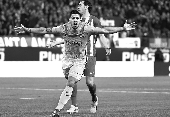 Luis Suárez, de Barcelona, festeja un gol a Atlético de Madrid durante la Copa del Rey, ayer, en el estadio Vicente Calderón de Madrid. Foto: Pierre-Philippe Marcou, AFP
