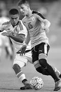 Facundo Waller de Uruguay (d) y Daniel Rojano Gómez de Colombia, ayer, en el estadio Atahualpa de Quito, Ecuador. Foto: Juan Cevallos, AFP