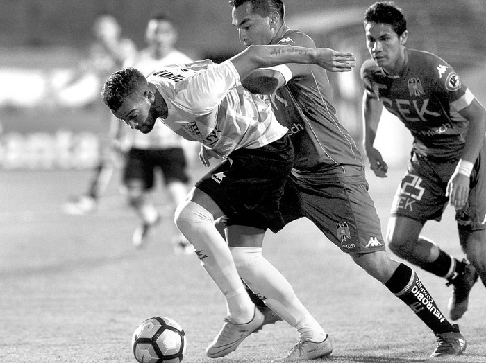 Gianni Rodríguez, de Cerro, y Fernando Meneses, de Unión Española, ayer, en el estadio Santa Laura, en Santiago de Chile. Foto: Claudio Reyes, AFP