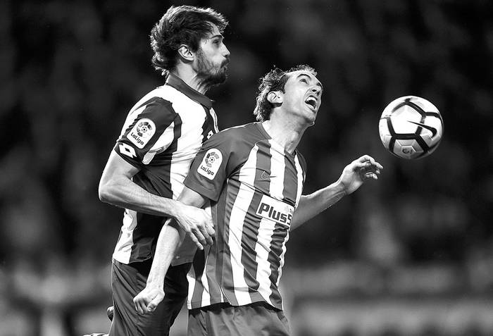Alejandro Arribas, de Deportivo La Coruña, y Diego Godín, de Atlético de Madrid, ayer, en el estadio Municipal de Riazor, en La Coruña. Foto: Miguel Riopa, AFP