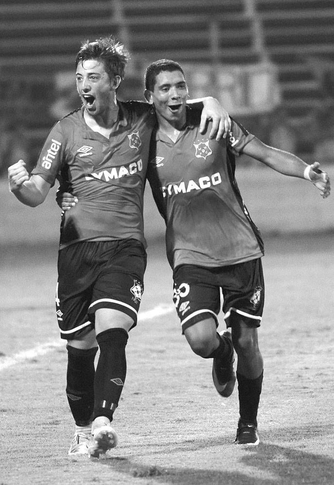 Matías Santos y Cristian Palacios, festejan el segundo gol de Wanderers a Cerro, ayer, en el estadio Luis Tróccoli. Foto: Pablo Vignali