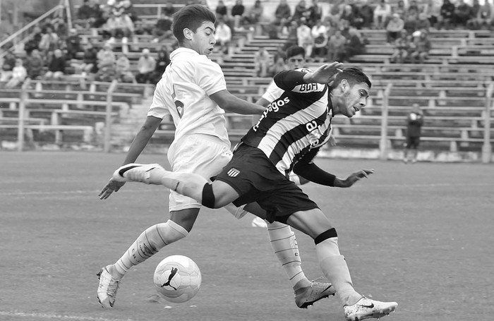 Santiago Merlo, de Nacional, y Franco Martínez, de Peñarol, ayer, durante el clásico sub 19, en el Parque José Nasazzi. Foto: Federico Gutiérrez