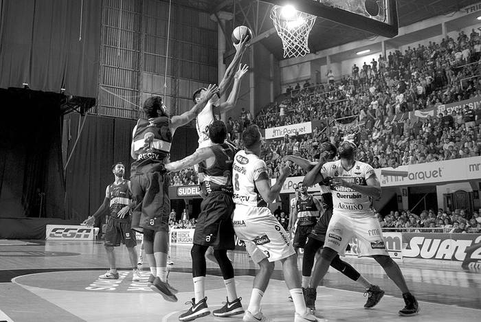 Defensor Sporting y Aguada, ayer, en el Palacio Peñarol. Foto: Andrés Cuenca