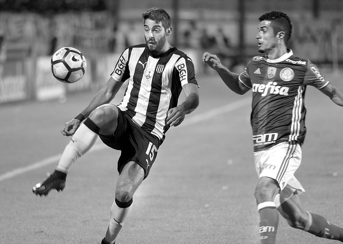 Hernán Petryk, de Peñarol y Egídio, de Palmeiras, el miércoles, en el estadio Campeón del Siglo. Foto: Andrés Cuenca