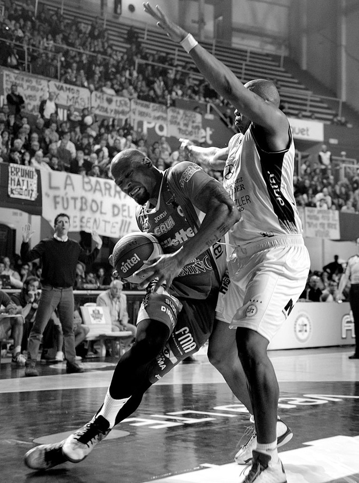 Jeremis Smith, de Aguada y Jaime Lloreda de Hebraica y Macabi, anoche, en el Palacio Peñarol. Foto: Andrés Cuenca