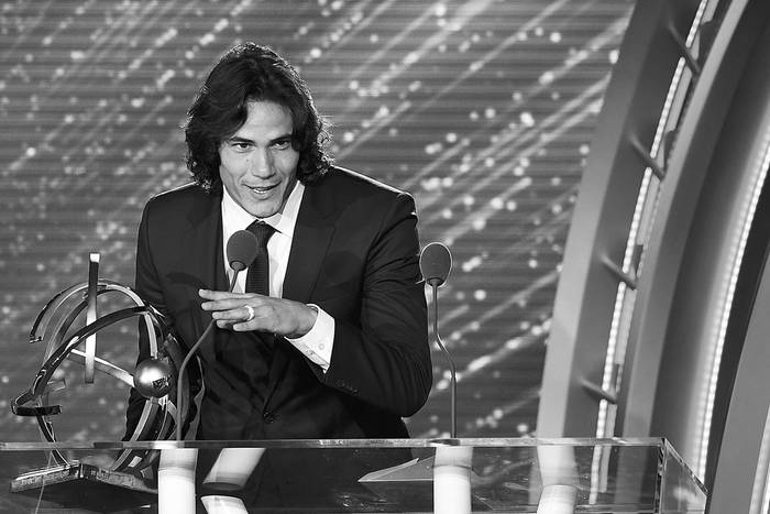 Edinson Cavani después de recibir el premio al mejor jugador de la Liga francesa, ayer, en París. Foto: Franck Fife, AFP