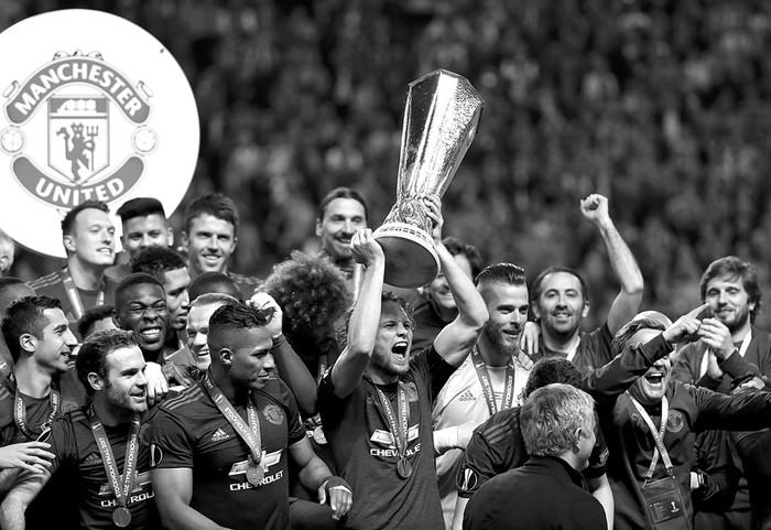 Los jugadores de Manchester United festejan con el trofeo de la Europa League, ayer, en Estocolmo. Foto: Odd Andersen, AFP