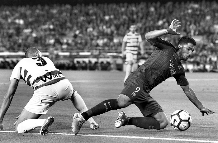 Alejandro Gálvez (i), de Eibar, y Luis Suárez, de Barcelona, el 21 de mayo, en el estadio Camp Nou, en Barcelona. Foto: Josep Lago, AFP