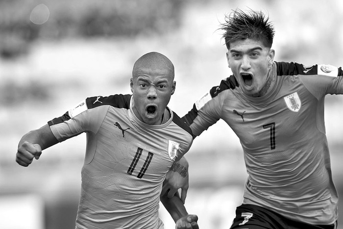 Nicolás de La Cruz y Joaquín Ardaiz festejan un gol a Arabia Saudita, ayer, en Suwon, Corea. Foto: Jung Yeon-Je, AFP