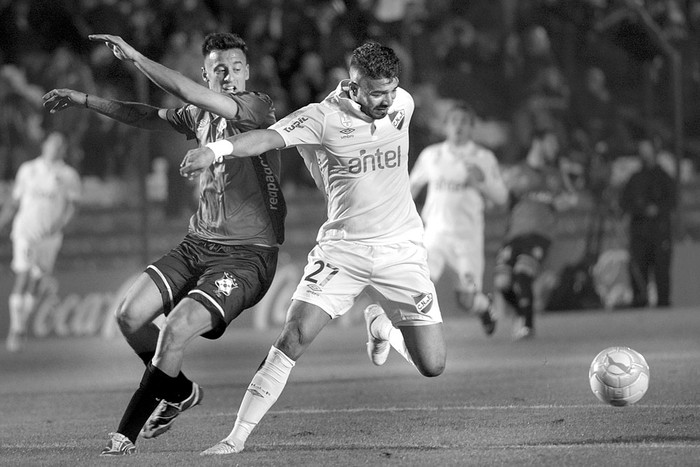 Emiliano Díaz, de Wanderers, y Rodrigo Aguirre, de Nacional, anoche, en el Gran Parque Central. Foto: Andrés Cuenca