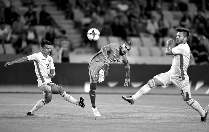 Arturo Vidal (c), de Chile, y Cristian Ganea (i), de Rumania, ayer, en Cluj Napoca, Rumania. Foto: Daniel Mihailescu, AFP