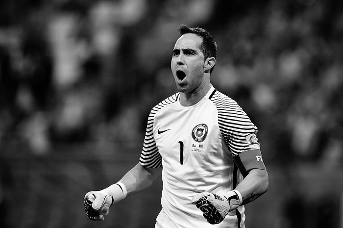 El arquero chileno Claudio Bravo, tras la clasificación a la final al vencer, ayer, a Portugal. Foto: Alexander Nemenov, AFP