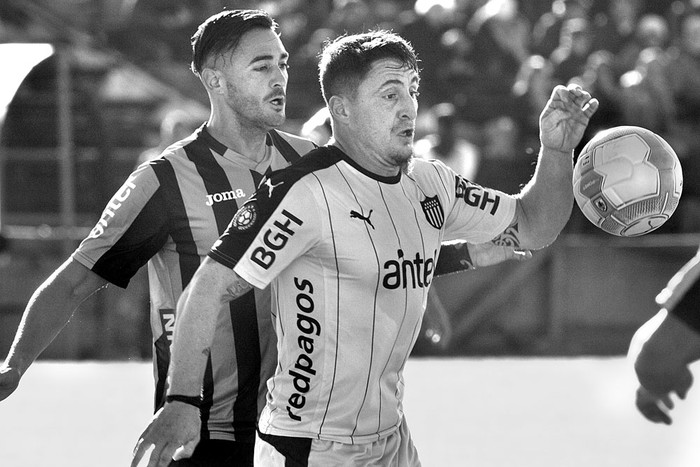 Christian Latorre, de Liverpool, y Cristian Rodríguez, de Peñarol, el domingo en Belvedere. Foto: Federico Gutiérrez