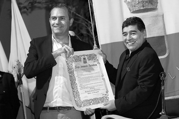 Diego Maradona recibe la ciudadanía honoraria de Nápoles de manos del alcalde de la ciudad, Luigi de Magistris, ayer, en Nápoles. Foto: Carlo Hermann, AFP