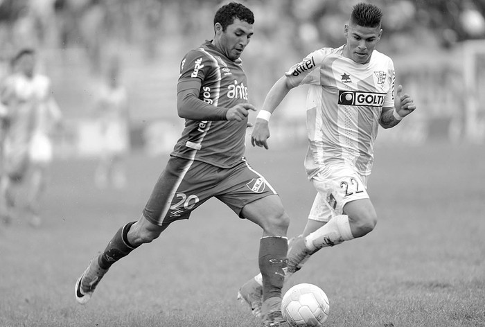 Tabaré Viudez, de Nacional, y Agustín Sant'Anna, de Cerro, ayer, en el estadio Luis Tróccoli. Foto: Iván Franco