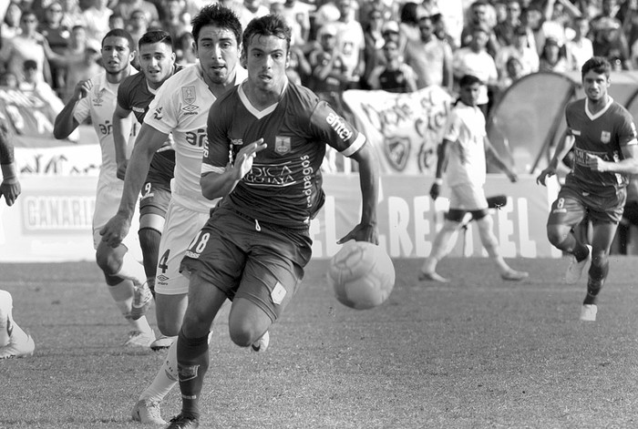 Gonzalo Bueno (d), de Defensor Sporting, y Jorge Fucile, de Nacional, el 6 de mayo, en el estadio Luis Franzini. Foto: Federico Gutiérrez