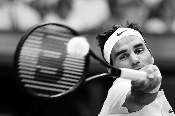 El suizo Roger Federer le devuelve la pelota al croata Marin Cilic, ayer, durante la final de Wimbledon. Foto: Adrian Dennis, AFP