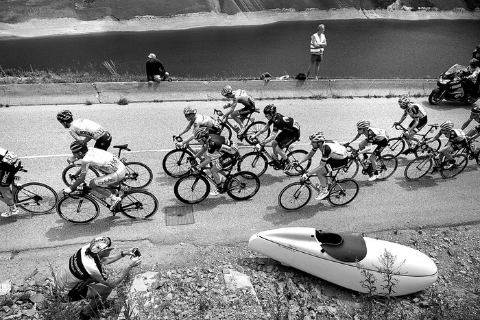 Tour de France, ayer, entre La Mure y Serre-Chevalier, en los Alpes franceses. Foto: Lionel Bonaventure, AFP