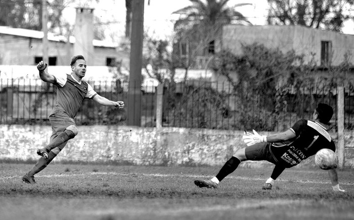 Martín Monroy, de Albion, vence a Denis Teodoro, arquero de Los Halcones, ayer, en el Parque Salus. Foto: Andrés Cuenca