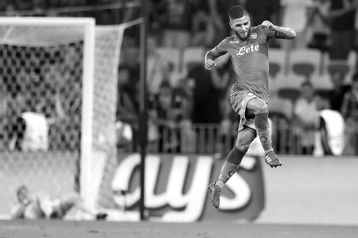 Lorenzo Insigne, de Napoli, festeja un gol a Niza, ayer, en el estadio Allianz Riviera en Niza. Foto: Valery Hache, AFP