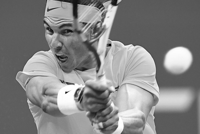 El español Rafael Nadal devuelve la pelota al serbio Dusan Lajovic, ayer, en Nueva York. Foto: Joya Samad, AFP