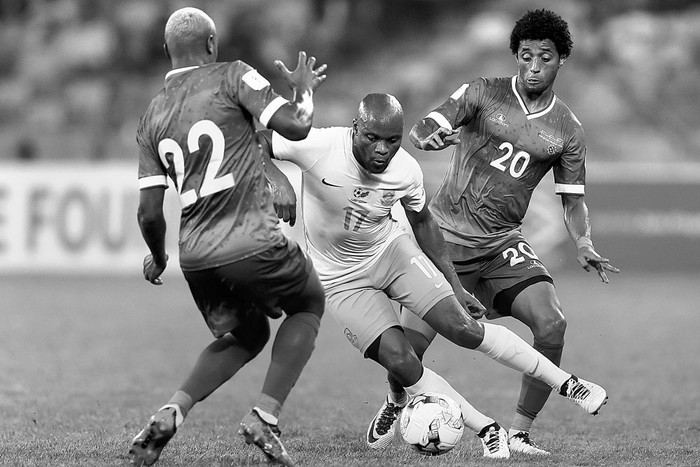 Tokelo Rantie (d) y Tiago Almeida, de Sudáfrica, y Ryan Mendes, de Cabo Verde, el martes, en el estadio Moses Mabhida de Durban, Sudáfrica. Foto: Anesh Debiky, AFP