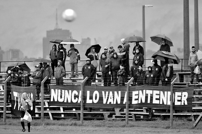 Hinchas de Liverpool, ayer, en el Parque Capurro. Foto: Pablo Vignali