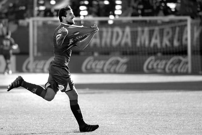 Gonzalo Maulella festeja el gol de Defensor Sporting a Danubio, el sábado, en el estadio Luis Franzini. Foto: Andrés Cuenca