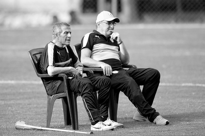 Óscar Washington Tabárez durante el entrenamiento, ayer, en el campo del Club de Puerto Azul, en La Guaira, Venezuela. Foto: Federico Parra, AFP