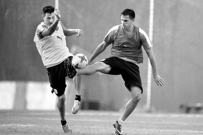 José María Giménez y Maximiliano Gómez durante un entrenamiento de Uruguay, el lunes, en La Guaira, Venezuela. Foto: Federico Parra, AFP