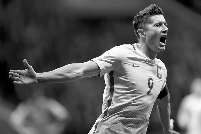 El delantero polaco Robert Lewandowski, festeja tras marcar un gol a Montenegro, ayer, en Varsovia. Foto: Janek Skarzynski, AFP